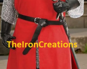 Peut inclure: Un costume de chevalier médiéval avec un casque argenté et une croix dorée, une tunique rouge, des manches en cotte de mailles, des gants noirs et des bottes. Une ceinture noire et une épée complètent l'ensemble. Le texte "ThelronCreations" est visible.