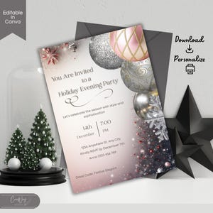 Puede incluir: Invitación a una fiesta de Nochebuena con el texto "Estás invitado a una fiesta de Nochebuena". La invitación presenta adornos decorativos en plata y rosa, con un sobre gris oscuro y una estrella negra. La invitación está sobre una superficie blanca.