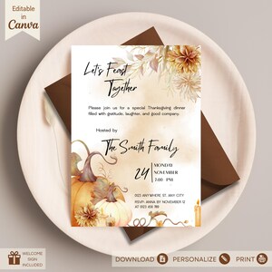 Puede incluir: Una tarjeta de invitación para una cena de Acción de Gracias con ilustraciones en acuarela de calabazas naranjas, flores de otoño y una vela. El texto dice: Let's Feast Together, Please join us for a special Thanksgiving dinner, Hosted by The Smith Family, Monday November 24, 7:00 PM, 0123 Anywhere St. Any City, RSVP: Anna by November 12 at 0123 456 789.
