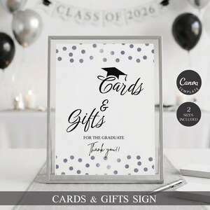 Puede incluir: Un letrero enmarcado con las palabras "Tarjetas y Regalos" en escritura elegante, adornado con una ilustración de un birrete. El letrero incluye el texto "Para el graduado" y "¡Gracias!" y está decorado con lunares azules.