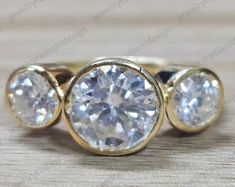 Anillo de compromiso con bisel de moissanita de corte redondo: anillo de bodas de oro de 10 quilates con tres piedras