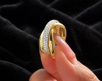 Moissanite Band Ring, Twisted Curved Pavé Band, Stackable Wedding Band, Anniversary Ring, Elegant Ring for Her
