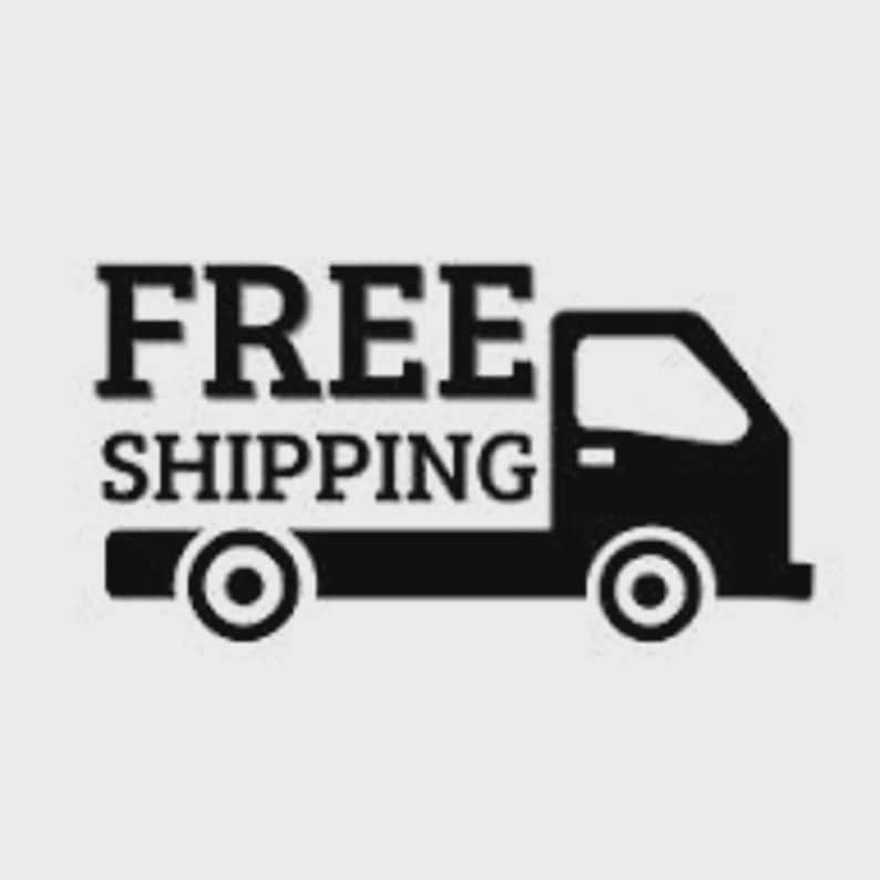 K&ouml;nnte beinhalten: Ein schwarzes grafisches Symbol eines Lieferwagens, der nach rechts zeigt, platziert unter dem fetten, gro&szlig;geschriebenen schwarzen Text, der FREE SHIPPING lautet. Das Design ist in einem kontrastreichen Stil auf hellem Grund.
