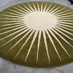Handgetufteter Sunburst Wollteppich: Moderner Rundteppich aus der Mitte des Jahrhunderts