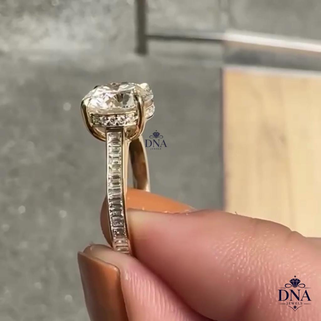 Anillo de compromiso de moissanita de 3 quilates con corte redondo y engaste de catedral. Anillo clásico de aniversario con banda baguette de 4 puntas y halo oculto.