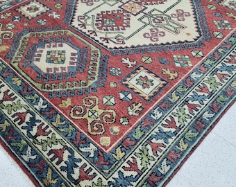 Vintage Oushak Teppich: Handgefertigter Roter Orientteppich mit Tribal Medaillon