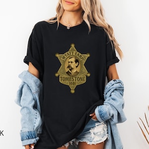 Wyatt Earp Grabstein 1881 Sheriff-Abzeichen-T-Shirt, Vintage Wilder Westen-Grafik-T-Stück, Cowboy-Geschichts-Western-Lawman-Hemd, Komfort-Farben
