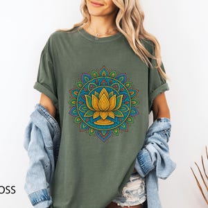 Lotus Mandala T-Shirt, spirituelles grafisches T-Shirt, Yoga-Kleidung, Boho-Kleidung, Unisex-Shirt, Achtsamkeitsgeschenkkomfortfarben