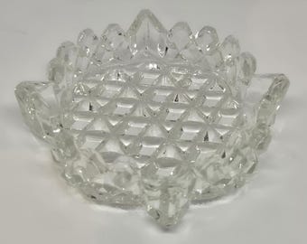 Impresionante cenicero de cristal tallado brillante. Artículos de tabaco vintage de mediados de siglo en muy buen estado.