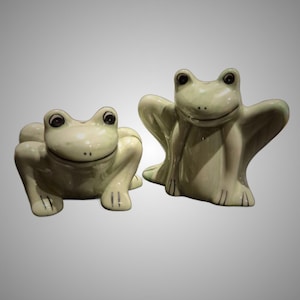 Adorable frog-shaped novelty salt and pepper shakers.