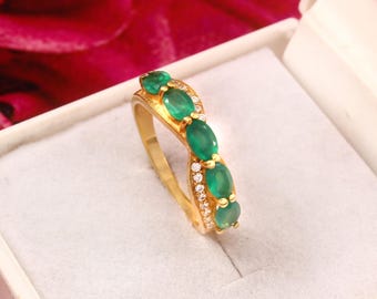 Anillo chapado en oro con ónix ovalado talla rosa, piedra verde y piedra decorativa.