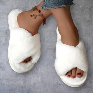 Women&#39;s Plush Slippers: Soft Fuzzy Indoor House Shoes