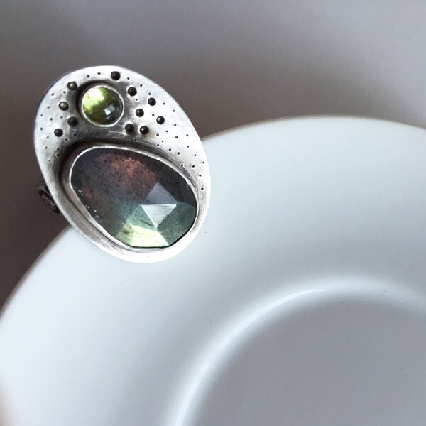 Forelle: Sterling Silber, Labradorit und Peridot-Ring, Größe 9