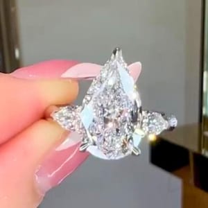 Anillo de tres piedras con moissanita talla pera de 5 quilates - Engaste de garra en oro blanco de 14k