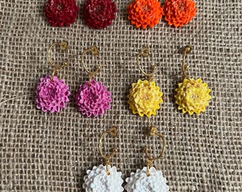 Pendientes de aro colgantes Dahlia con postes hipoalergénicos de color dorado.