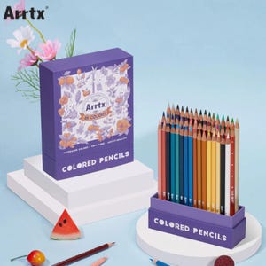 Puede incluir: Un juego de 48 lápices de colores en una caja morada con diseños florales. La caja está etiquetada como "Arrtx" y "Lápices de colores". Los lápices están dispuestos en una bandeja morada, mostrando una variedad de colores. El fondo es azul claro.