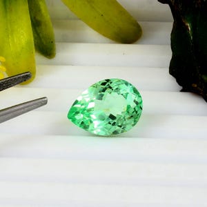 AAA Ceylon Green Parti Sapphire Pear Cut Gemstone: 9.10 CT, 15x11 mm