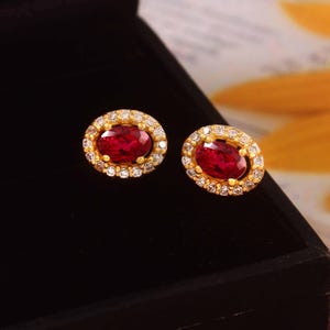 Pendientes de botón AAA de rubí rojo sangre de Mozambique de 6 x 4 mm, talla ovalada, plata de ley 925 chapada en oro de 10k, pendiente de compromiso.