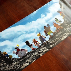 Puede incluir: Una impresión que representa un grupo de figuras estilizadas escalando una montaña rocosa bajo un cielo azul con nubes. Las figuras son de diversos colores y diseños, algunas sosteniendo armas o herramientas. La impresión está sobre una superficie de madera.