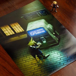 Puede incluir: Una impresión que presenta una escena de videojuego, con un personaje vestido de azul cerca de una máquina expendedora con la etiqueta "Potion". La máquina tiene un letrero de neón. También hay una pequeña figura de un personaje con pelo rubio puntiagudo.