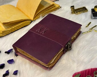 Diario de cuero morado hecho a mano: grimorio de papel antiguo, escritura y bocetos