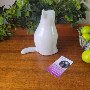 Biała porcelanowa rzeźba kota, minimalistyczna sztuka, figurka kociaka, prezent