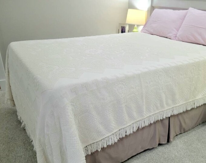 Vintage Full / Queen White Candlewick Bedspread. All Cotton Hobnail