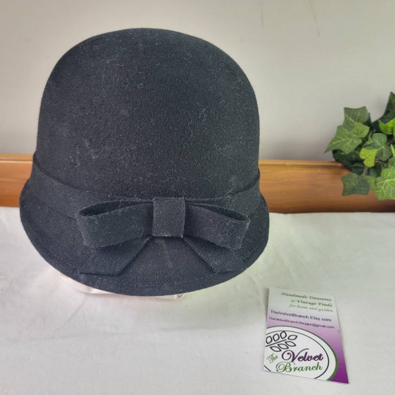 Vintage Black Felt Hat, Derby Bonnet, Flapper Clo… - image 1