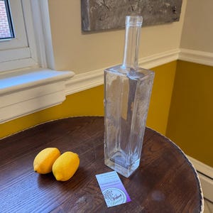 ヴィンテージの酒瓶。素朴なアンティークのラボ用バーウェア