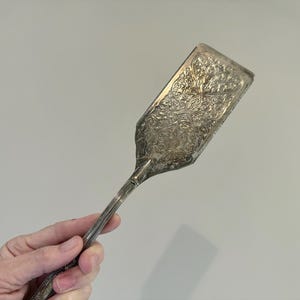 Antyczne ozdobne srebrne narzędzie do łopatki do ciasta. Serwer do ciasta i ciasta. Piękny zabytkowy prezent ślubny.