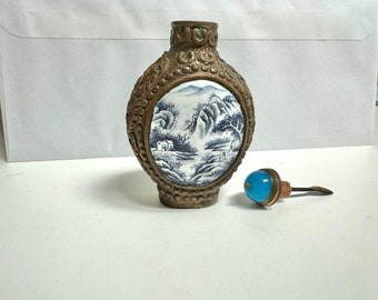 Antike Schnupftabakflasche mit Löffel. Chinesischer Tabakhalter mit türkisfarbener Kappe. Sammlerstück aus der Qing-Dynastie