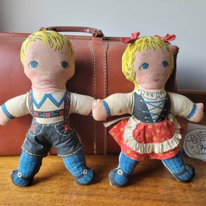 Bambole tedesche d&#39;epoca Hansel e Gretel, coppia di bambole di stoffa per lui e per lei. Personaggi delle fiabe dei libri di fiabe