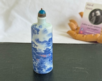 Antike Schnupftabakflasche mit Löffel. Weißer und blauer chinesischer Tabakhalter aus Porzellan mit türkisfarbener Kappe.