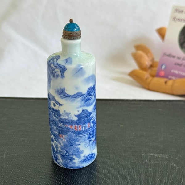Botella de rapé antigua con cuchara. Portatabaco chino de porcelana blanca y azul con tapón turquesa.