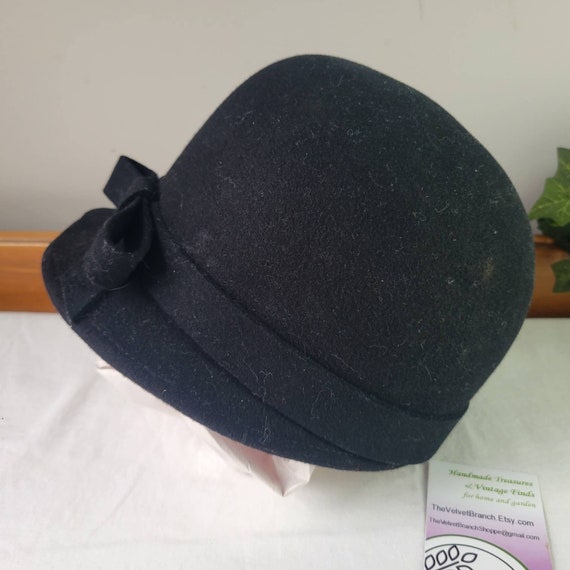 Vintage Black Felt Hat, Derby Bonnet, Flapper Clo… - image 2