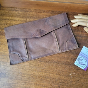 Cartera grande de cuero vintage. Funda para tableta. Sobre de bolsillo de cuero marrón suave y flexible.