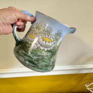 Stary, ręcznie malowany ceramiczny dzbanek: Blue Water Lily Habsburg Serveware
