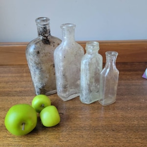 Bottiglie da farmacia antiche in vetro trasparente - Set da 4 - Espositore per medicinali vintage