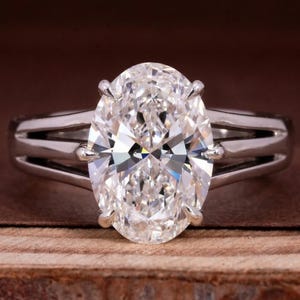3,5 kt ovale lab-gegroeide diamanten ring: 14 kt gouden verlovingsring met gespleten schacht