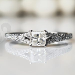Bague de fiançailles en moissanite taille princesse : argent sterling pavé, demi-éternité