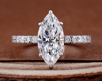Anillo de compromiso con diamante cultivado en laboratorio de talla marquesa de 2 quilates y banda pavé.