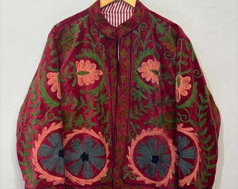 Chaqueta de terciopelo floral hecha a mano – Prenda bohemia con bordados que marcan tendencia.