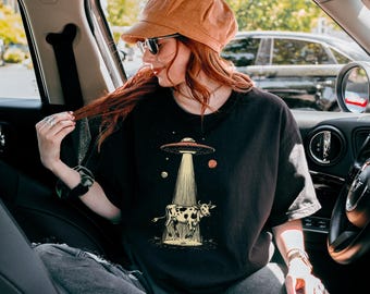 UFO Cow Graphic Tee – Funny Alien Gift | Comfort Colors 1717 Vintage Shirt