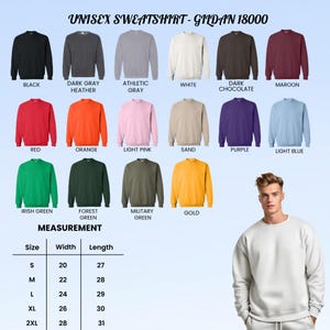 Może przedstawiać: Prezentacja bluz unisex Gildan 18000 w r&oacute;żnych kolorach: czarnym, ciemnoszarym, szarym sportowym, białym, ciemnobrązowym, bordowym, czerwonym, pomarańczowym, jasnor&oacute;żowym, piaskowym, fioletowym, jasnoniebieskim, irlandzkim zielonym, leśnym zielonym, wojskowym zielonym i złotym. Podano wymiary.