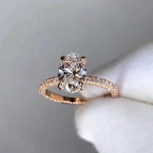 Impresionante anillo de compromiso con halo de moissanita ovalada de 2 quilates, elaborado en oro rosa de 14 quilates: una muestra atemporal de amor y compromiso.