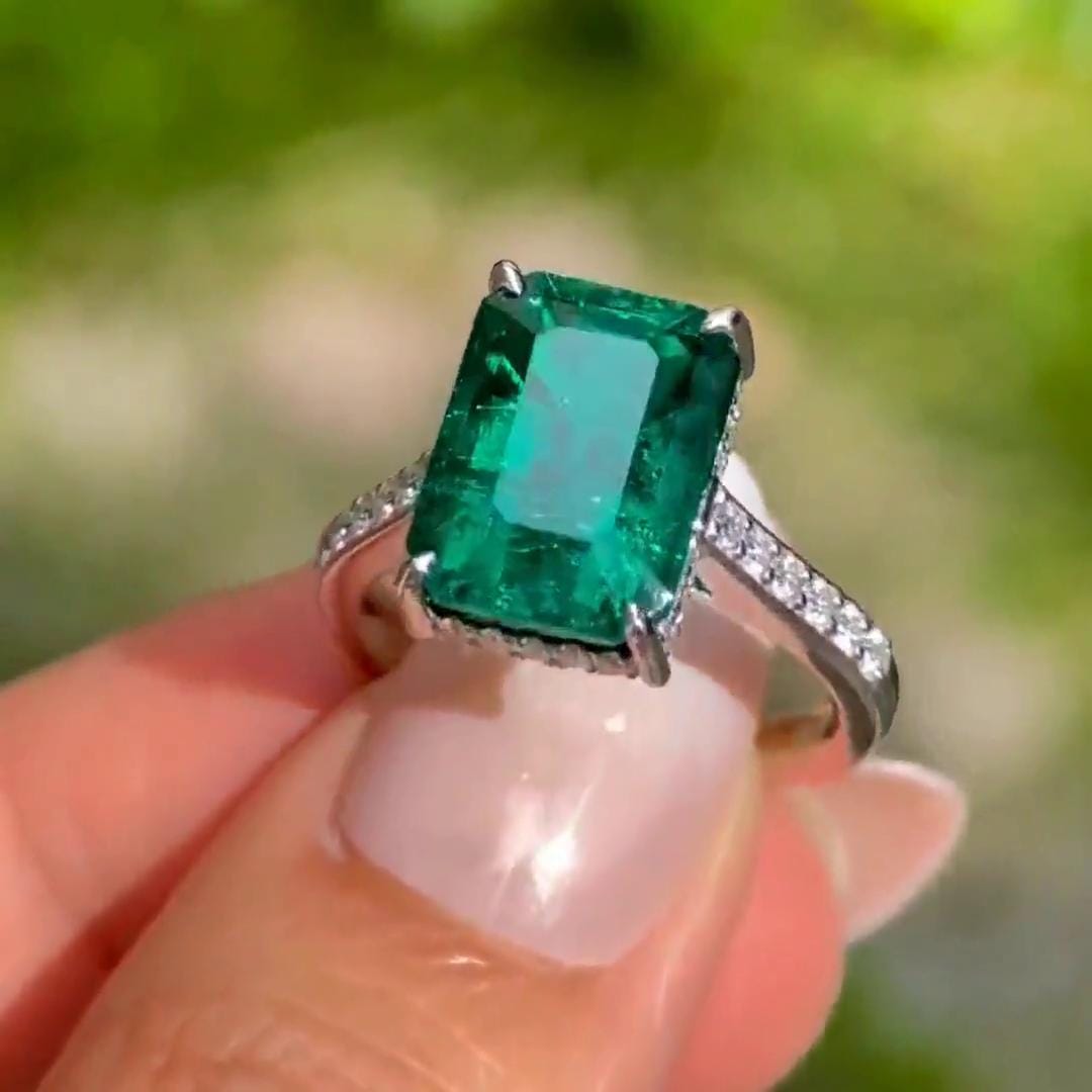 エメラルドカットのザンビア産グリーンラボラトリーエメラルドリング