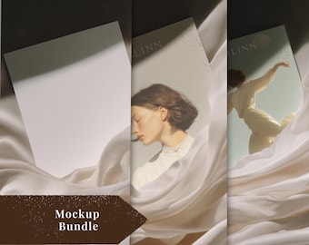 Könnte beinhalten: Ein Mockup-Bundle mit drei vertikalen Karten mit dem Aufdruck "LINN". Die Karten zeigen Bilder einer Frau und einer Frau in einem fließenden Kleid. Die Karten sind vor einem Hintergrund aus weißem Stoff und einem dunklen Hintergrund platziert. Die Worte "Mockup Bundle" sind auf einem braunen Pfeil aufgedruckt.