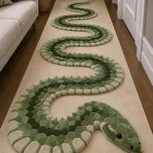 Puede incluir: Una alfombra con forma de serpiente verde y beige con un patrón geométrico texturizado. La alfombra está diseñada para parecerse a una serpiente, con cabeza, cuerpo y cola. La alfombra está colocada sobre un suelo alfombrado beige.