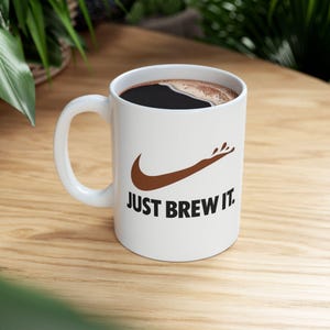 Just Brew It-mok - grappig motiverend koffiekopje cadeau voor cafeïneliefhebbers: 11 oz/15 oz