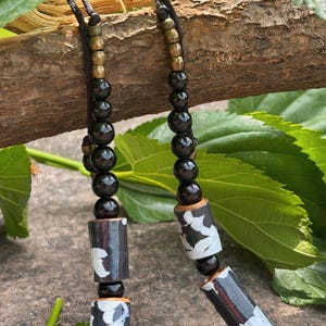 NOIR – Collana fatta a mano, gioiello fatto a mano con carta riciclata, regalo originale